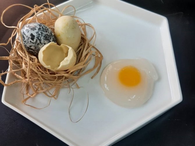 Hiç Biri Göründüğü Gibi Değil