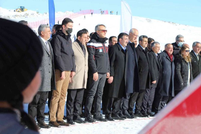 Doğu Anadolu’nun Gözdesi Hesarek’te Kayak Sezonu Açıldı