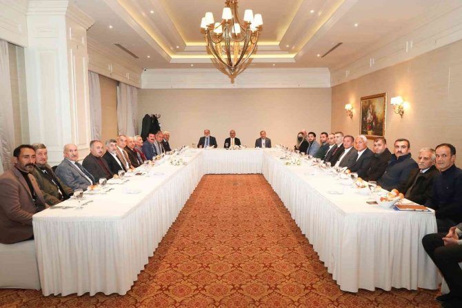 Başkan Vekili Aydın Muhtarlarla Bir Araya Geldi