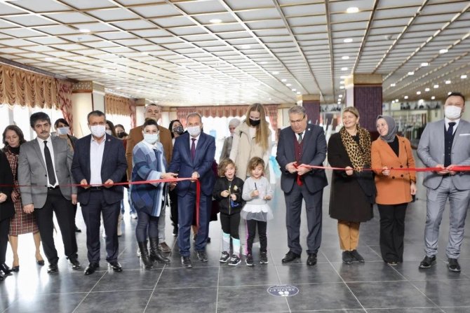 Yunusemreli Kursiyerlerden ’Dünyadan Renkler’ Sergisi
