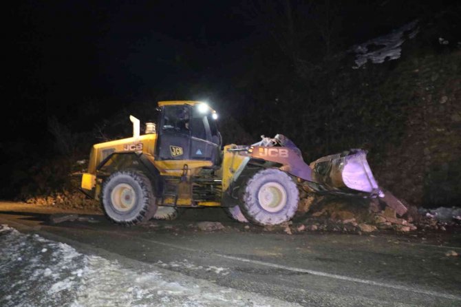 Zonguldak Ankara Karayolu Heyelan Nedeniyle Trafiğe Kapandı