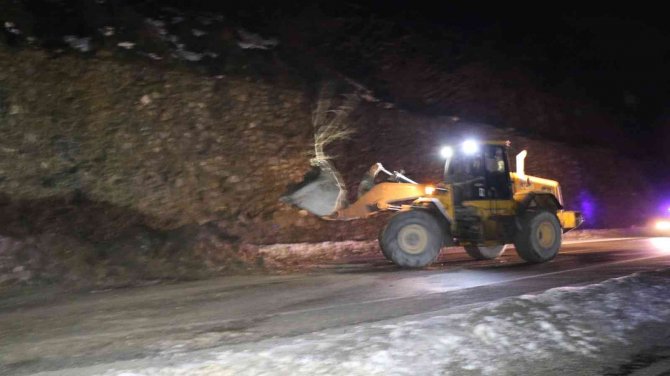 Zonguldak Ankara Karayolu Heyelan Nedeniyle Trafiğe Kapandı