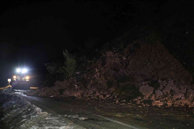 Zonguldak Ankara Karayolu Heyelan Nedeniyle Trafiğe Kapandı