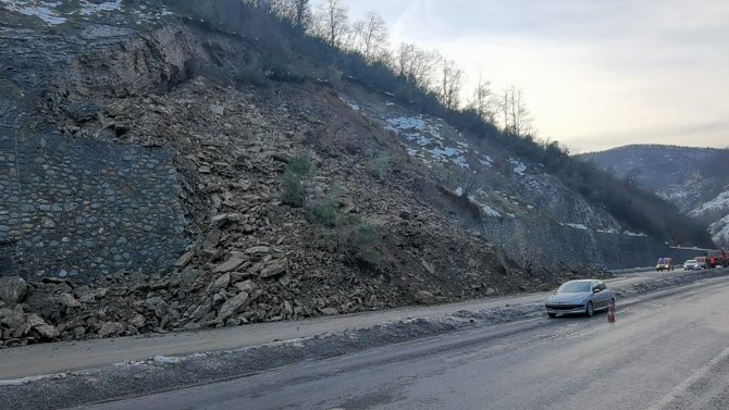 Heyelan Yaşanan Kara Yolunu Temizleme Çalışmaları Sürüyor