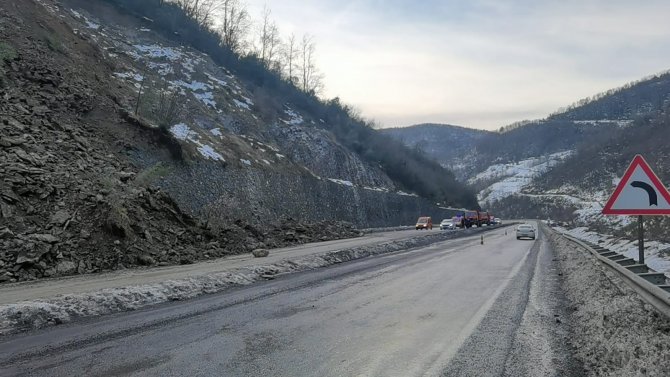 Heyelan Yaşanan Kara Yolunu Temizleme Çalışmaları Sürüyor
