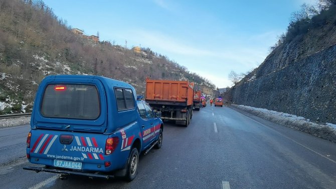 Heyelan Yaşanan Kara Yolunu Temizleme Çalışmaları Sürüyor