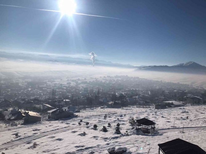Tufanbeyli’de Göksu Irmağı Buz Tuttu