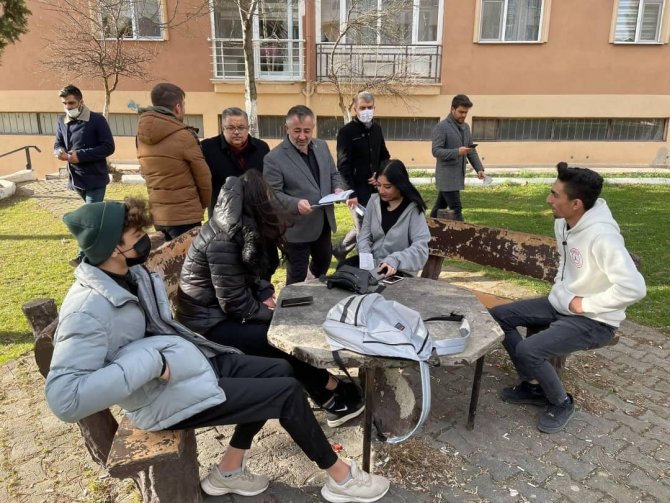 Ak Parti ’Yatırım, İ̇stihdam, Üretim, İ̇hracat, Büyüme’ Başlıklı El Broşürü Dağıttı