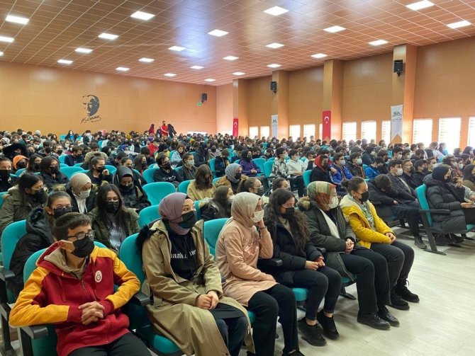 Nallıhan’da Öğrencilere Güvenli İnternet Semineri Verildi