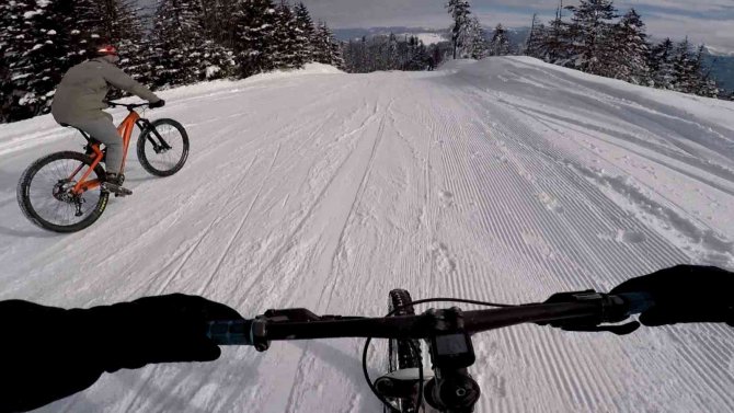 Bisikletleri İle Bin 300 Kilometrelik Kayak Pistinden Aşağı İndiler, O Anları Kayıt Altına Aldılar