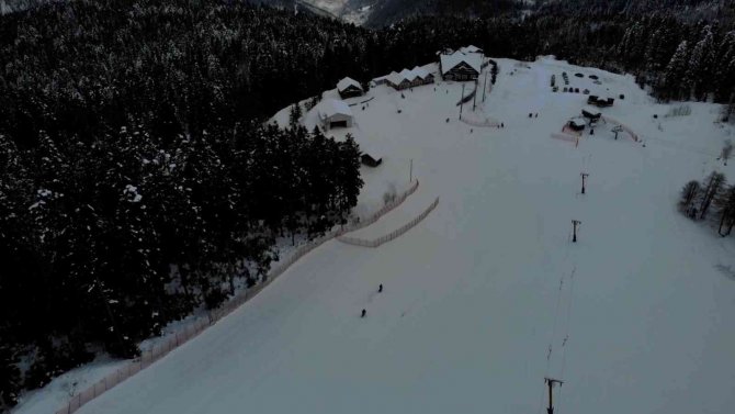 Bisikletleri İle Bin 300 Kilometrelik Kayak Pistinden Aşağı İndiler, O Anları Kayıt Altına Aldılar