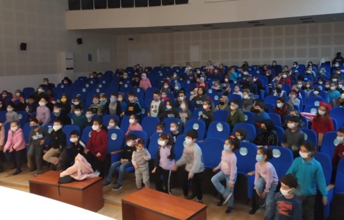 Başiskele’de Çocuklara Ücretsiz Tiyatro Gösterimi