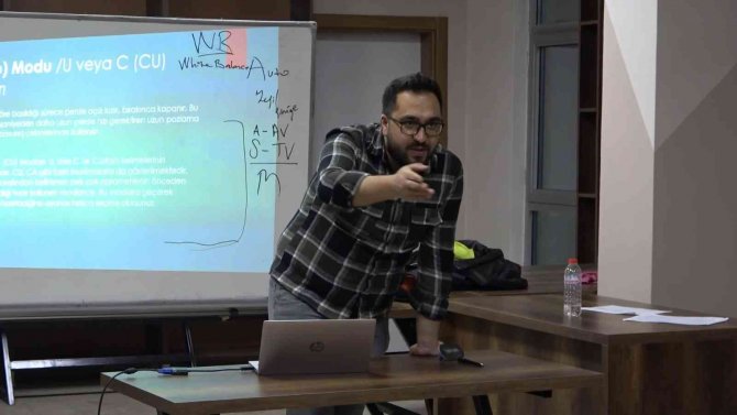 Bitlisli Gençlere ’Temel Fotoğrafçılık’ Eğitimi
