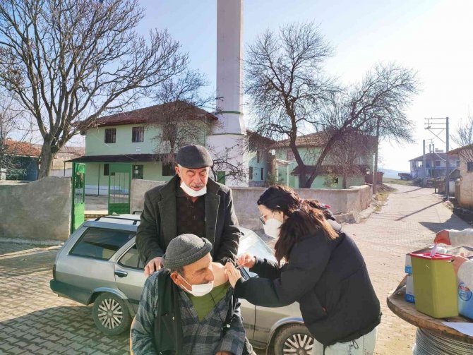 Sungurlu’da Sağlık Çalışanları Köylerde Aşı Çalışması Yapıyor
