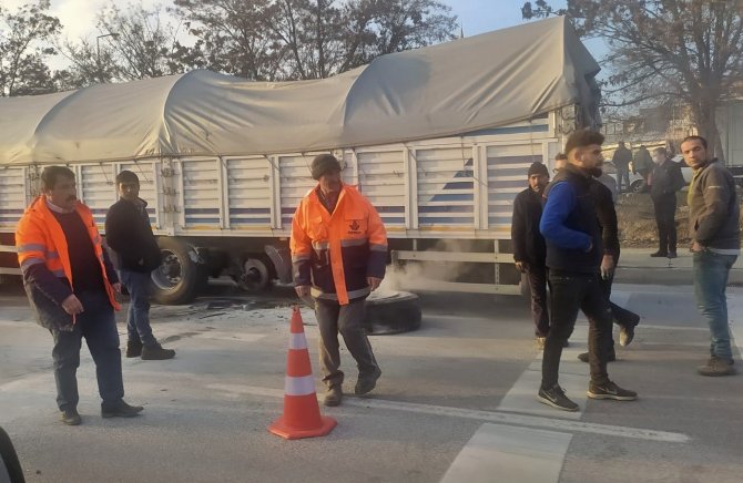 Seyir Halinde Lastiği Patlayan Tır Alev Aldı