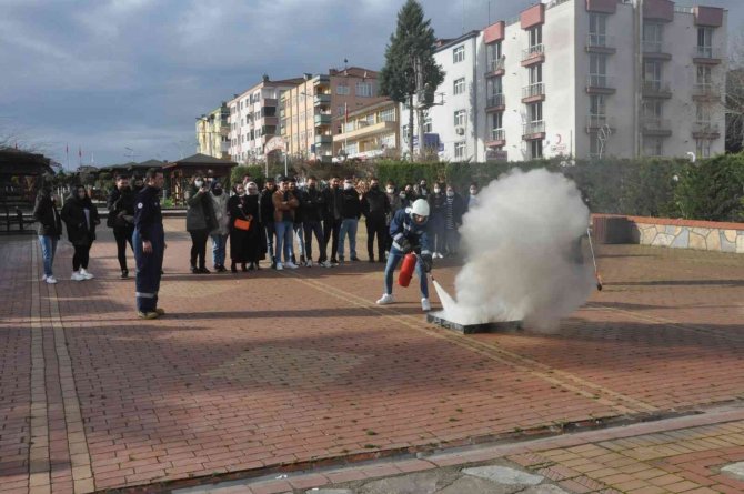 Öğrenciler Yangın Eğitimi Ve Tatbikatı Gerçekleştirdi