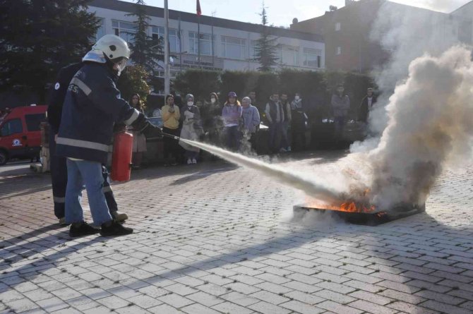 Öğrenciler Yangın Eğitimi Ve Tatbikatı Gerçekleştirdi