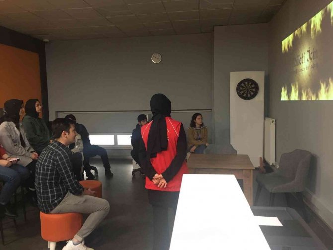 Mehmet Akif Ersoy, Genç Ofiste Anıldı
