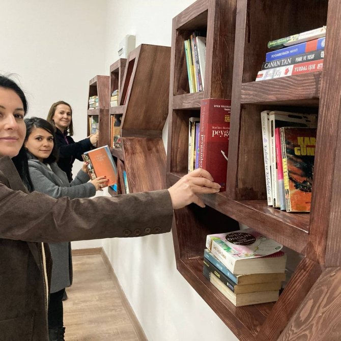 Kadın Emeği Merkezine Kitaplar Konuldu