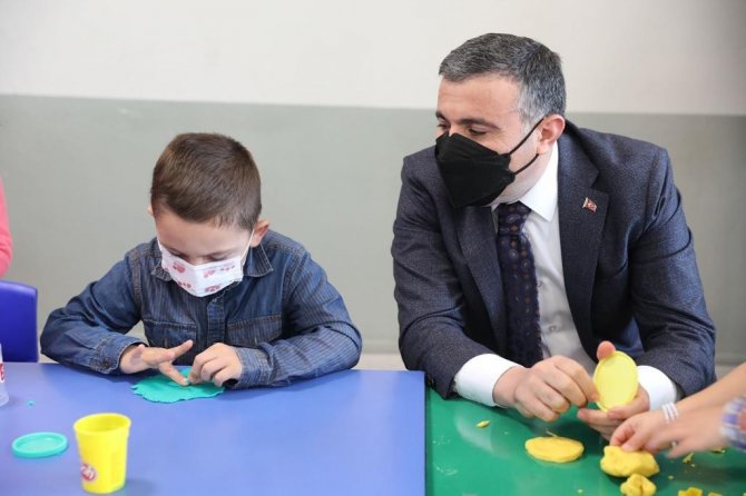 Vali Oyun Hamuru İle Çocuklara Şekil Yaptı