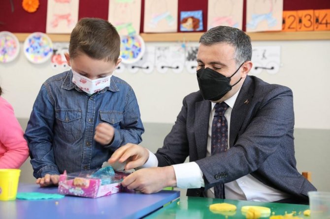 Vali Oyun Hamuru İle Çocuklara Şekil Yaptı