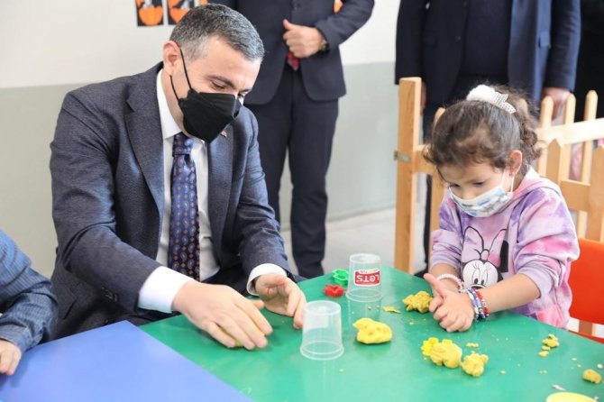 Vali Oyun Hamuru İle Çocuklara Şekil Yaptı