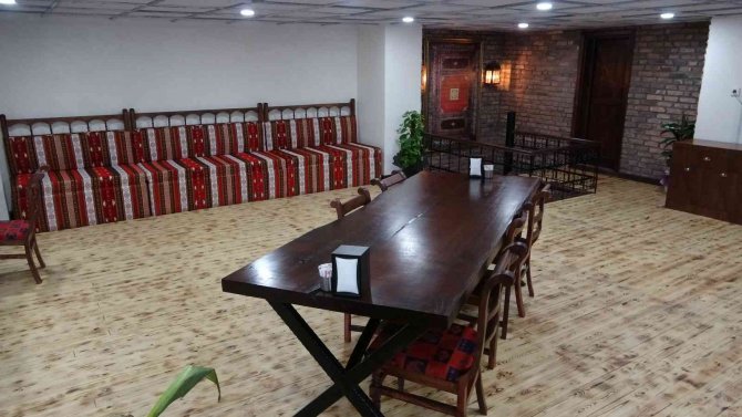 Çok Dilli Çalışanlarla Tarihe Açılan Şube Turistlerin Ağzını Tatlandırıyor