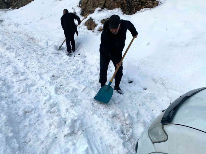 Kardan Dolayı Yolları Kapalı Olan Köy Sakinleri Kendi İmkanlarıyla Yollarını Açıyorlar