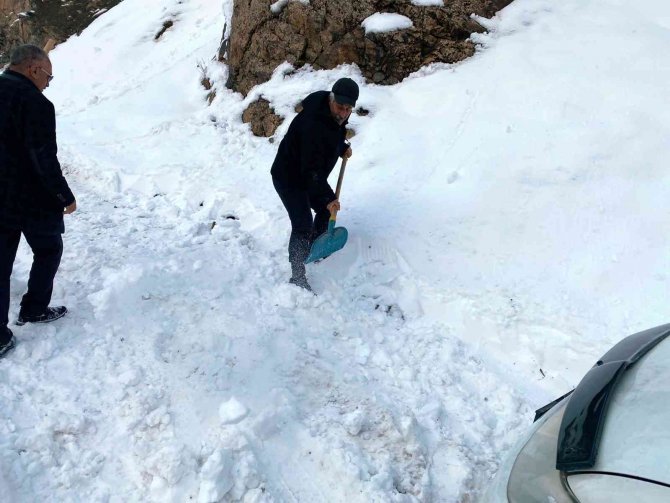 Kardan Dolayı Yolları Kapalı Olan Köy Sakinleri Kendi İmkanlarıyla Yollarını Açıyorlar