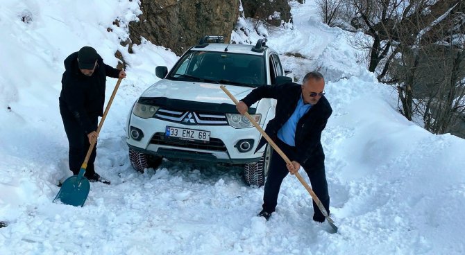 Kardan Dolayı Yolları Kapalı Olan Köy Sakinleri Kendi İmkanlarıyla Yollarını Açıyorlar