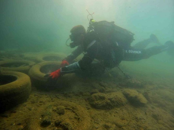 Hatay’da Sahil Güvenlik Dalgıçlarından Deniz Temizliği