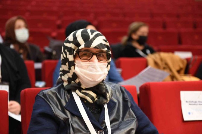 76 Yaşındaki Esma Ninenin Eğitim Azmi Hayranlık Uyandırıyor