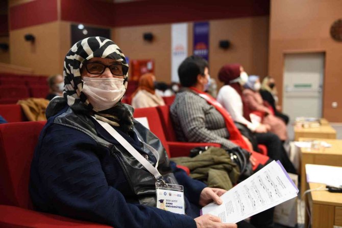 76 Yaşındaki Esma Ninenin Eğitim Azmi Hayranlık Uyandırıyor