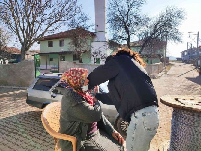 Sungurlu’da Sağlık Çalışanları Köylerde Aşı Çalışması Yapıyor