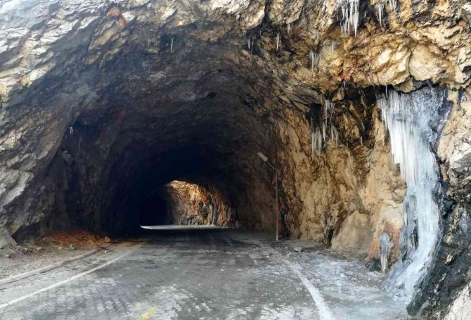 Kemaliye’de ’Dünyanın En Zorlu Yolları’ Arasında Gösterilen "Taş Yolu" Buz Tuttu