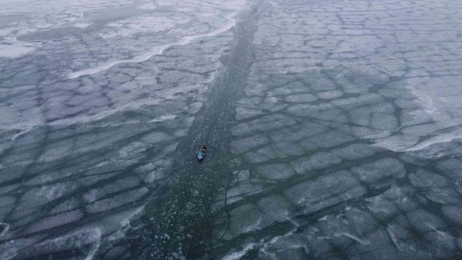 Beyşehir Gölü’ndeki Balıkçıların Buzla Mücadelesi Sürüyor