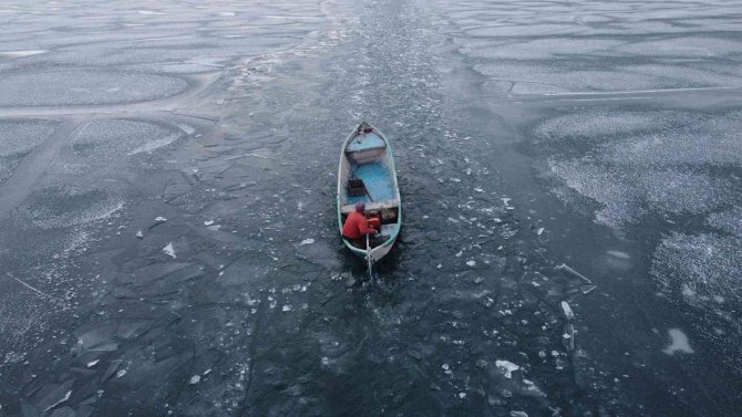 Beyşehir Gölü’ndeki Balıkçıların Buzla Mücadelesi Sürüyor