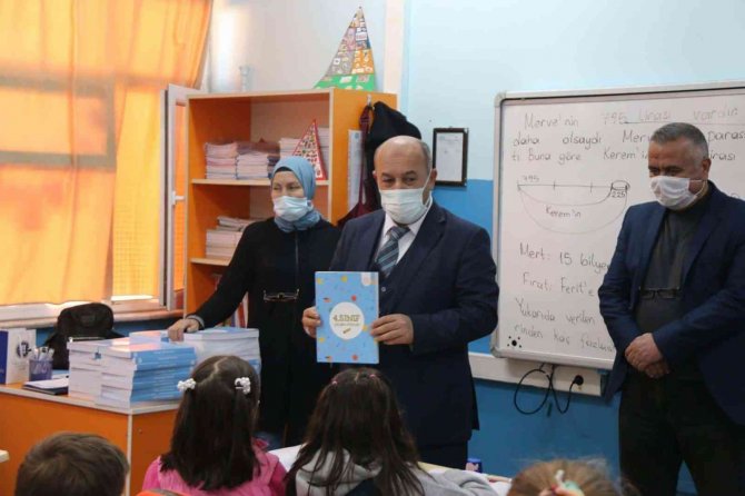 Kütahya’da 75 Bin 755 Öğrenciye Yardımcı Kaynak Kitap Ulaştırılacak