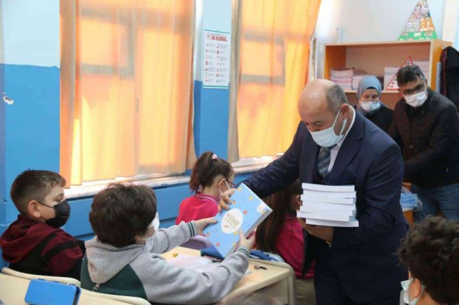 Kütahya’da 75 Bin 755 Öğrenciye Yardımcı Kaynak Kitap Ulaştırılacak