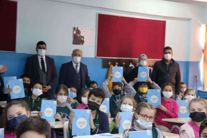 Kütahya’da 75 Bin 755 Öğrenciye Yardımcı Kaynak Kitap Ulaştırılacak