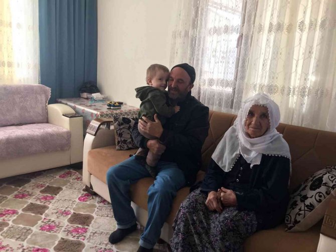 Deprem Konutlarında Vatandaşların Yüzü Gülüyor