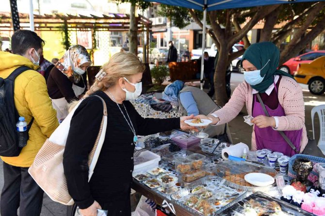 Mersin Büyükşehir Belediyesine Kayıtlı 2 Bin 736 Üretici Kadın Aile Ekonomilerine Katkı Sunuyor