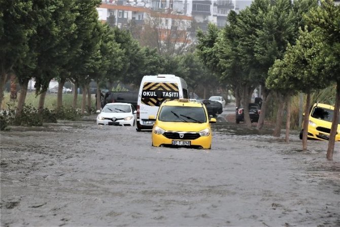 Meteoroloji’nin ‘Kırmızı’ Kodlu Uyardığı Antalya’da 3 İlçede Okullar Tatil Edildi