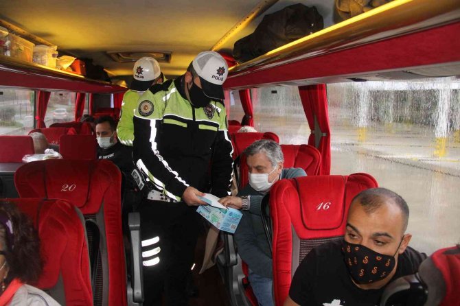 Otobüslerde Hem Denetim, Hem Maske Dağıttılar