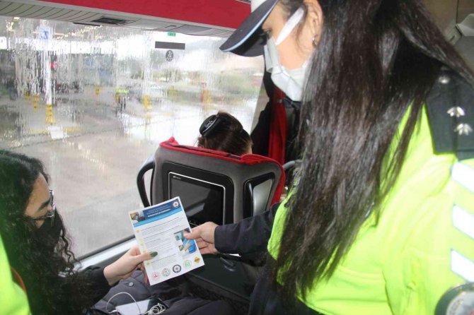 Otobüslerde Hem Denetim, Hem Maske Dağıttılar