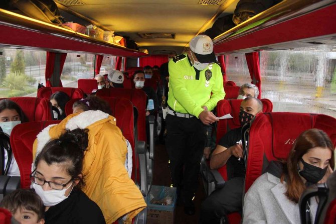 Otobüslerde Hem Denetim, Hem Maske Dağıttılar