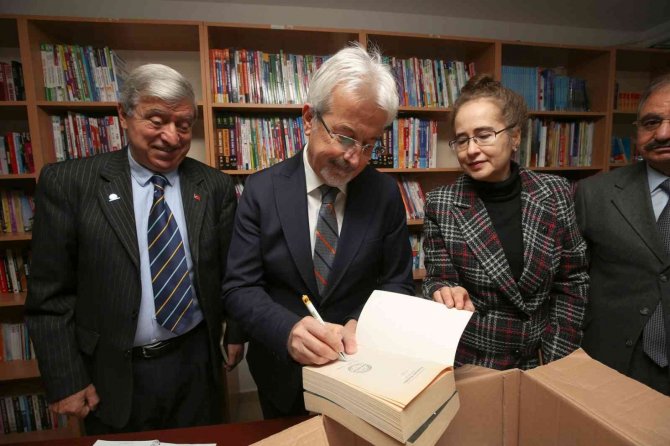 Emekliler Meclisi’nin 100 Bininci Kitap Gururu