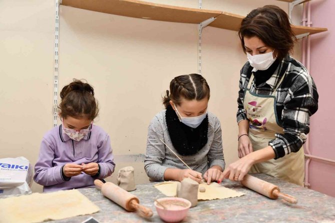 Çamur Minik Ellerde Şekilleniyor