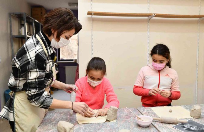 Çamur Minik Ellerde Şekilleniyor