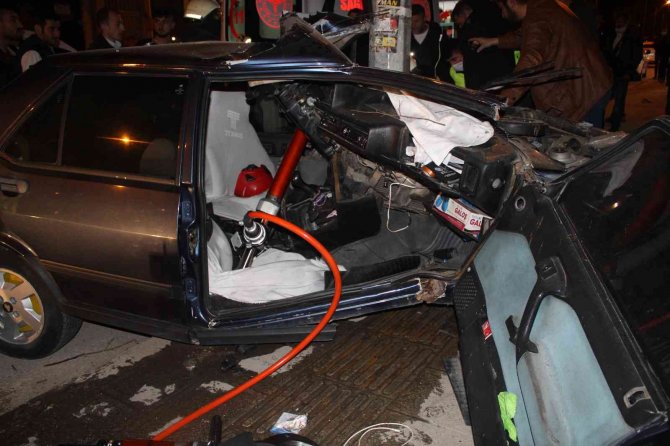 İ̇kiye Bölünmüş Otomobilden Sağ Çıktı: Kaza Anı Kamerada